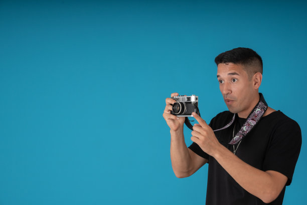 紧张的男子拍照图片下载