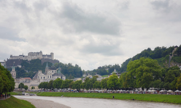 夏季的奥地利历史名城萨尔茨堡图片下载