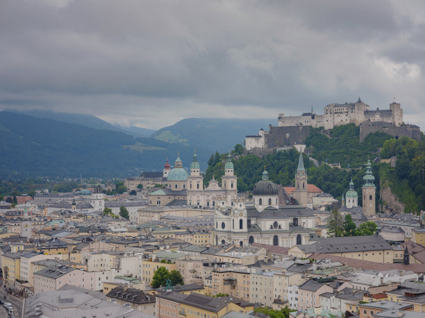 奥地利萨尔茨堡市内有教堂图片下载
