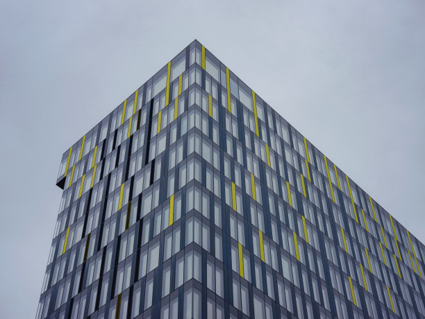 美丽的现代摩天大楼的外观，在多云的天空下，低角度视野图片下载