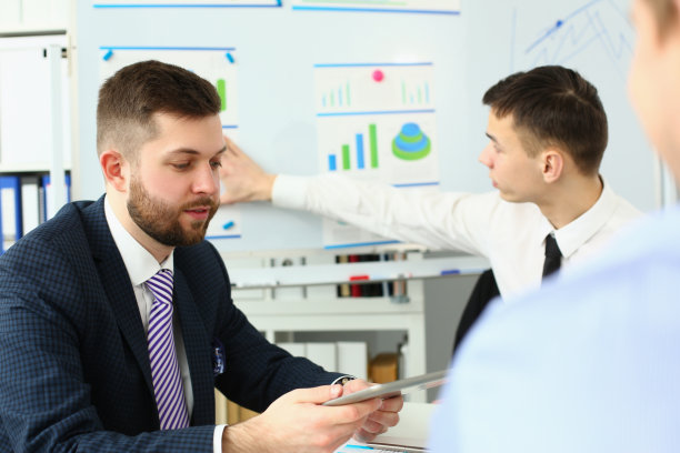 在船上进行商业团队合作和图表金融分析研究图片下载