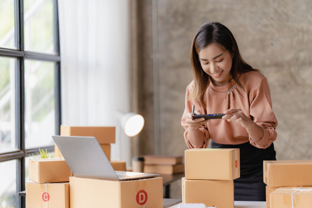 亚洲女商人开始一个成功的小企业自由职业者在家与笔记本电脑网上购物与网上包裹递送服务，中小企业的概念和包裹递送。图片下载