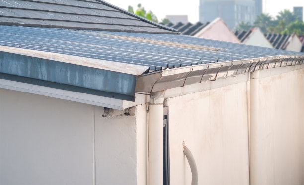 有排水沟的屋角。图片下载