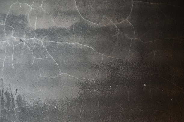 黑色肮脏的墙壁被大火、建筑工业烧毁图片下载