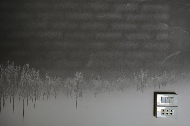 肮脏的黑色墙壁是由火灾、建筑工业烧毁的图片下载