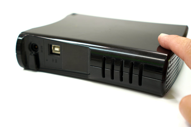 图像显示一个音乐服务器设备，用于在白色背景的磁性硬盘驱动器上存储音乐。图片下载