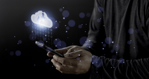 云计算概念-连接到云。商人或信息技术人员点击云计算图标。图片下载