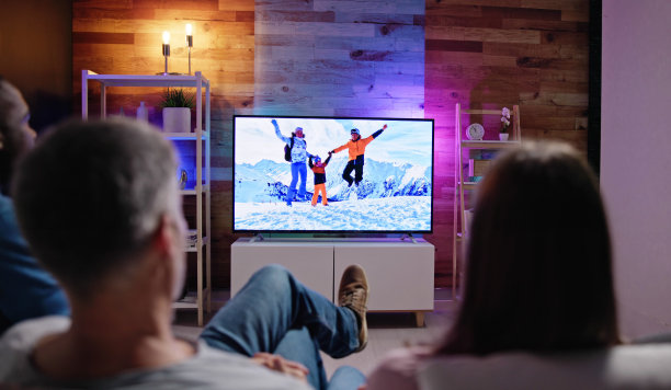 非洲家庭看电视电影图片下载