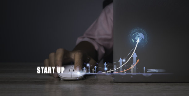 男子通过计算机图标连接启动网络访问启动业务。图片下载