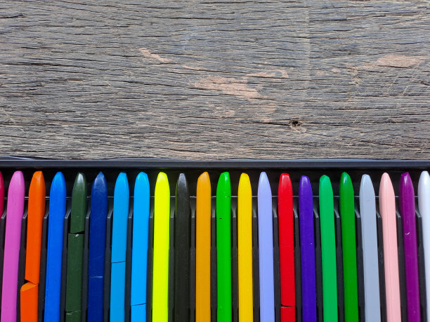 彩色蜡笔。蜡笔和粉彩在白色背景上孤立地排列着。图片下载
