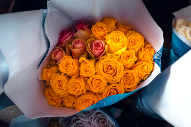 市场上五颜六色的鲜花图片下载