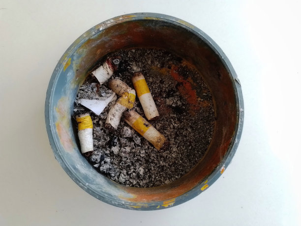 烟灰缸里有烟头和烟灰图片下载