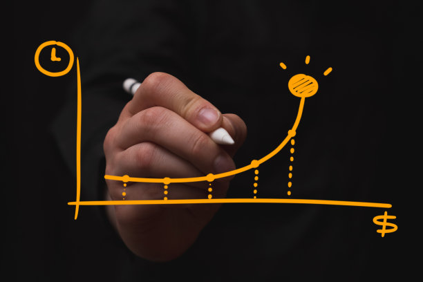 商人正在绘制货币增长统计图，黑色背景图片下载