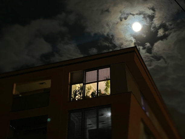 公寓的窗户在夜晚闪闪发光图片下载
