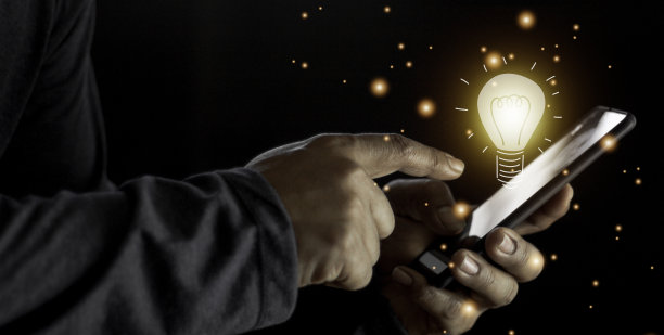 手持灯泡。创意理念具有创新和灵感。灯泡图纸的想法在手图片下载