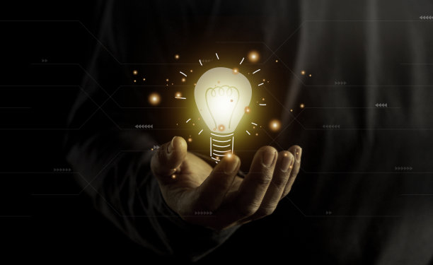 手持灯泡。创意理念具有创新和灵感。灯泡图纸的想法在手图片下载