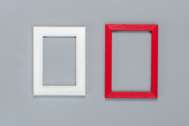 一套木制框架孤立的灰色纸背景与手写的爱告白图片下载