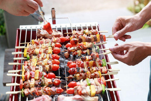 朋友们在花园聚会和烧烤。图片下载