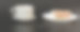 一杯热黑咖啡放在碟子上，一把叉子和一个盘子，黑色背景上有一块新鲜的芝士蛋糕。图片下载