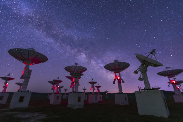 射电望远镜和银河系图片下载