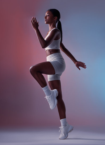 跑步，健身和女孩在工作室跑步，有氧训练或做全身有氧锻炼练习。健康的女性，运动和健身模型运动员与能量准备开始冲刺行动图片下载