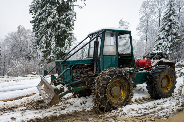 在波兰喀尔巴阡山脉，极端越野4x4车辆，车轮上装有雪和泥链，用于木材收割。图片下载