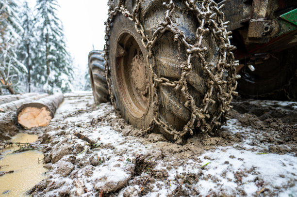 在波兰喀尔巴阡山脉，极端越野4x4车辆，车轮上装有雪和泥链，用于木材收割。图片下载