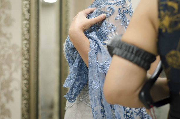 时装设计师缝纫婚纱库存照片图片下载