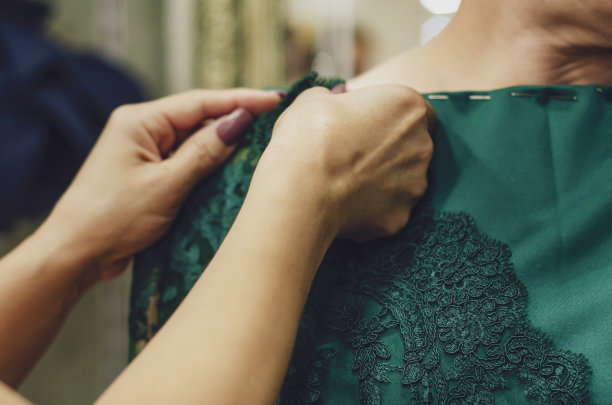 时装设计师缝纫婚纱库存照片图片下载