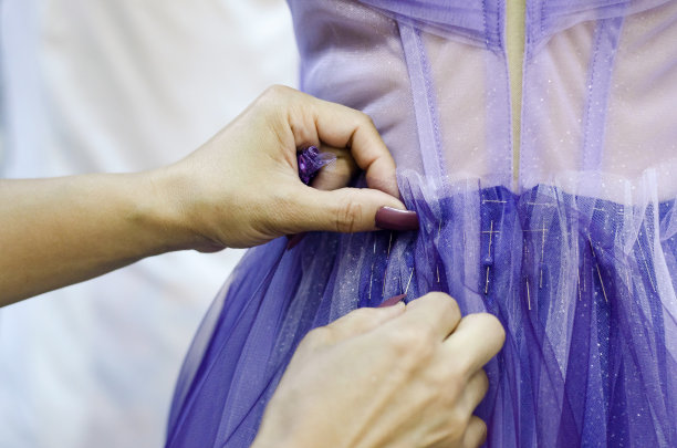 时装设计师缝纫婚纱库存照片图片下载