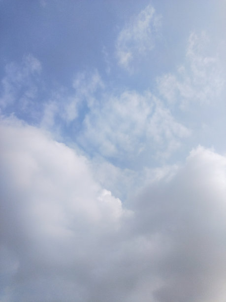 柔软的白云在创造性的天空中可见图片下载