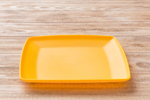 木制背景上的空方形板的透视视图。为你的设计留出空间图片下载