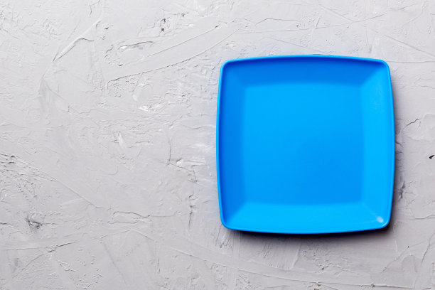 水泥背景上的空方形板的俯视图。为你的设计留出空间图片下载