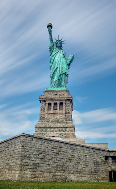 美丽的照片自由女神像在自由岛上在纽约港在纽约市埃利斯岛图片下载