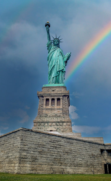 美丽的照片自由女神像在自由岛上在纽约港在纽约市埃利斯岛图片下载