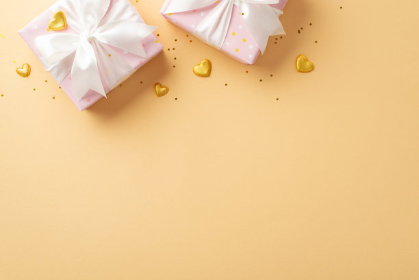 情人节的概念。顶部视图照片粉彩粉红色的礼物盒白色丝带蝴蝶结金色心形和闪亮的亮片在孤立的浅米色背景与复制空间图片下载