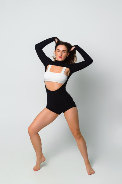 照片拍摄一个美丽的舞厅舞者在工作室上的白色背景。性感黑发女人的全长肖像。图片下载