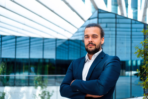 英俊自信的西班牙商人图片下载