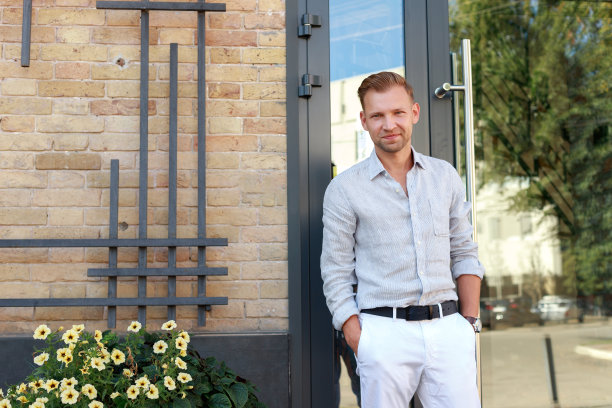 一个在城市里穿着衬衫的时尚男人的肖像图片下载