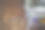 一个坐在高脚椅上的小婴儿把一杯汤面掉在了木地板上。透明板分为两部分。面条在图形的形式。桌子是脏的。高质量照片图片下载