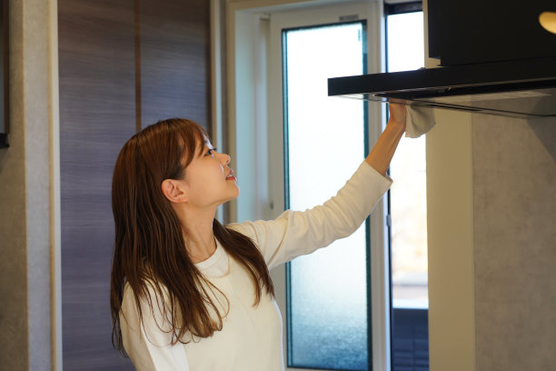 一名妇女正在拆除通风机的过滤网图片下载