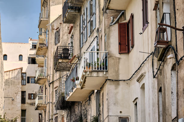 Bonifacio的带阳台的古老和古董公寓的美丽照片图片下载