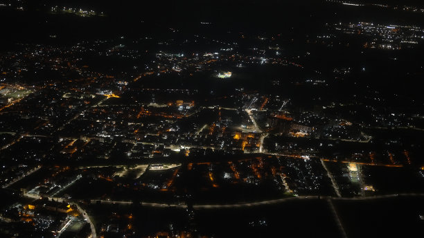 从飞机上看夜晚的城市和街道。图片下载