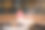 女子在室外休息区与她的狗共度闲暇时光图片下载
