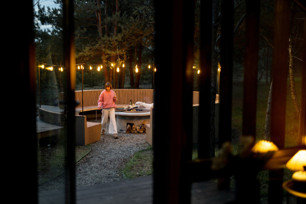 美丽的休息区附近的房子在森林图片下载