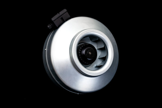 风道圆形电风扇特写在一个黑色孤立的背景图片下载