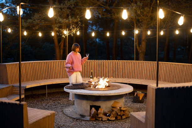 女人在美丽的户外休息区准备食物图片下载