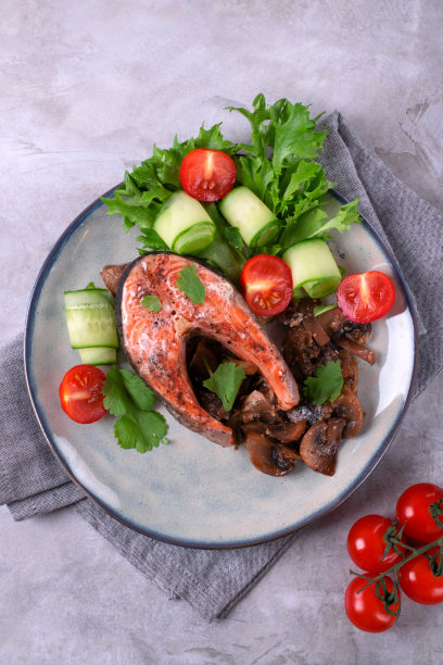 烤鳟鱼排配烤蘑菇和新鲜沙拉图片下载