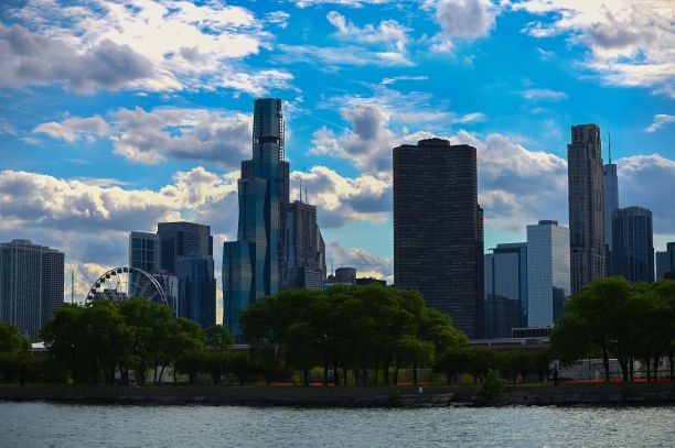 在美国芝加哥，现代建筑被水包围的令人惊叹的城市景观图片下载