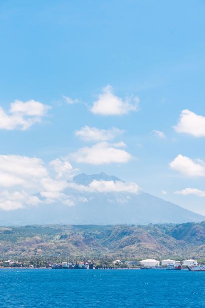 印度尼西亚巴厘岛的火山和海上渡船的图片。图片下载